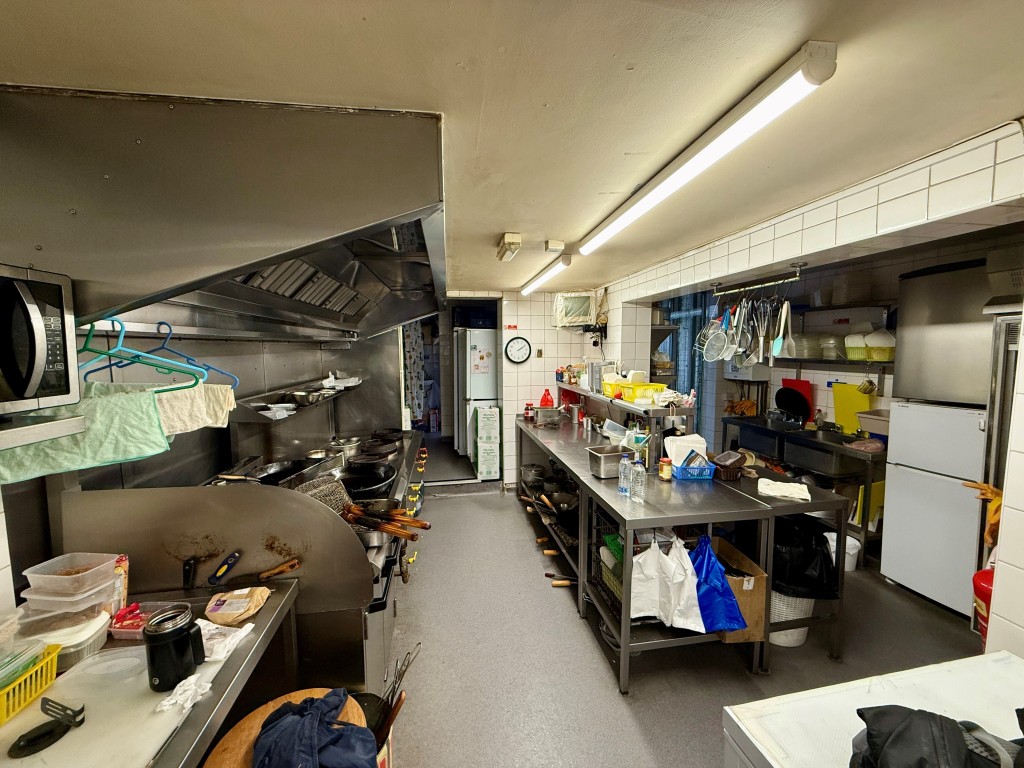 Lot: 51 - MIXED COMMERCIAL AND RESIDENTIAL INVESTMENT - Kitchen